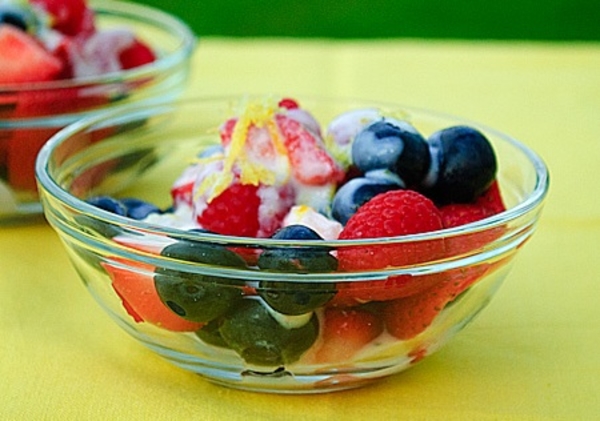 Как приготовить ягодный салат с лимоном и козьим сыром (ВИДЕО)