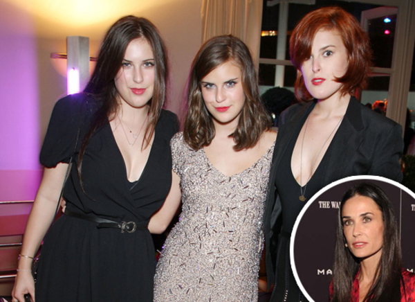 Дочери Деми Мур хотят подать в суд на звездную маму