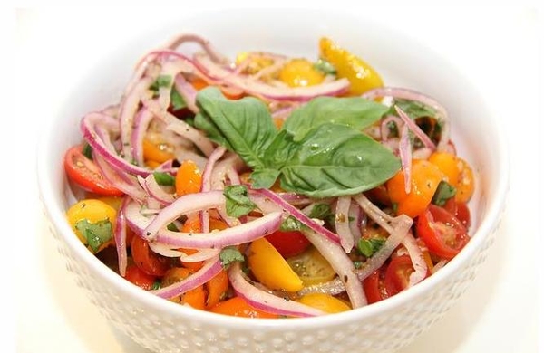 Летние салаты из помидоров: ТОП-5 любимых рецептов