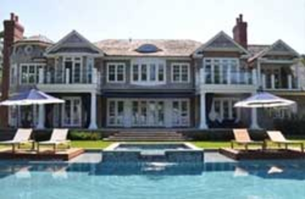 Мэрайя Кэри арендовала особняк с комнатами для собак и шестью спальнями