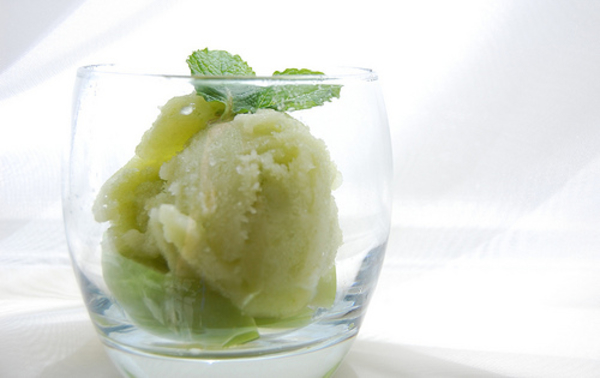 Как приготовить яблочно-лаймовый сорбет (ВИДЕО)