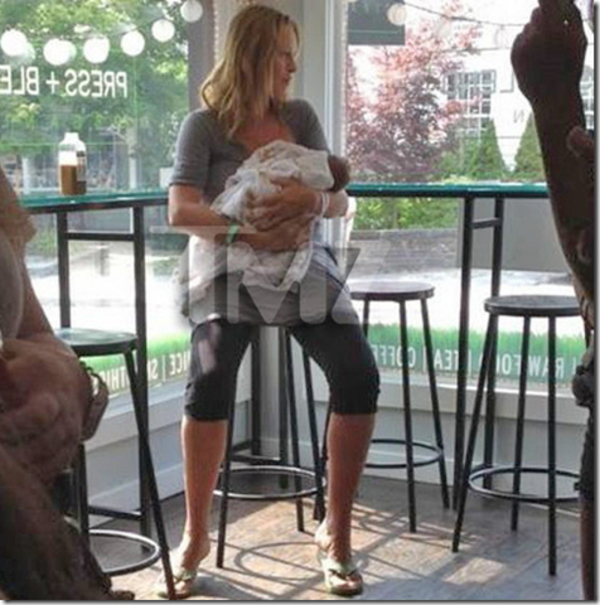 Ума Турман показала новорожденную дочку