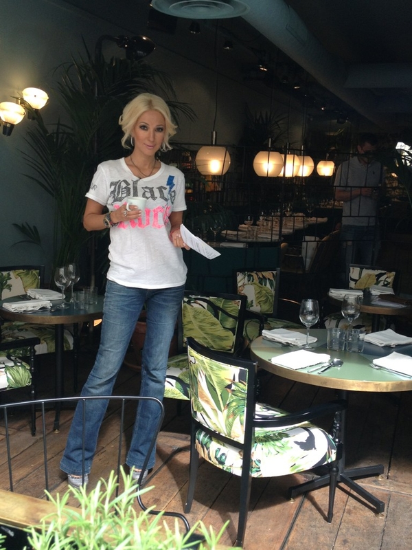 Лера Кудрявцева к Новой волне прикупила туфли за 2 000 евро