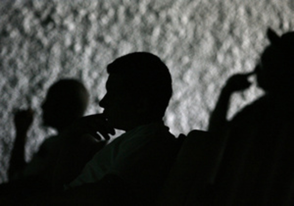 Из-за трагедии в Колорадо Warner Bros. отозвала трейлер фильма со сценой стрельбы