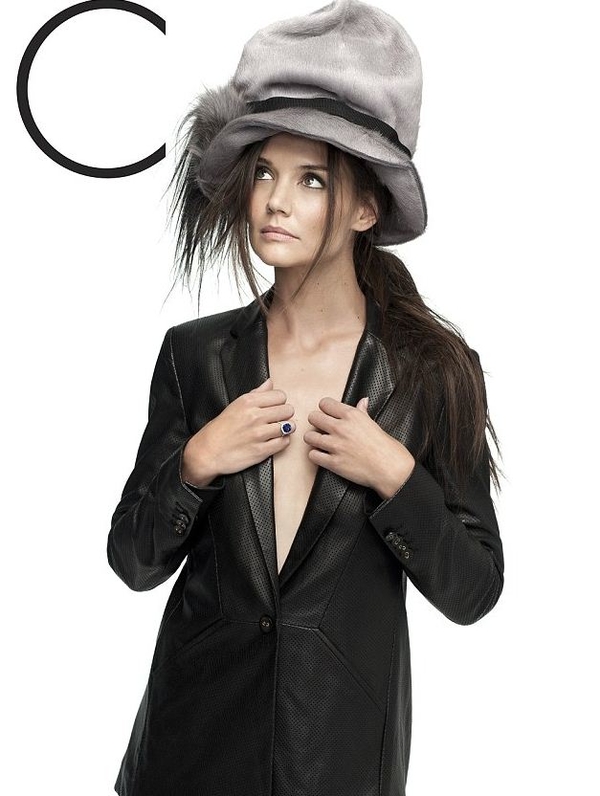 Актриса Кэти Холмс в мини-платье украсила обложку журнала