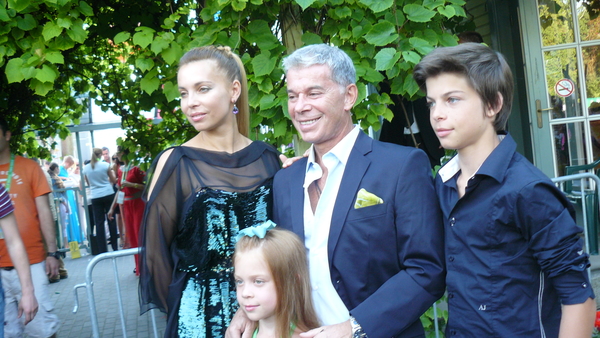 Новая волна 2012: Олег Газманов вышел в свет со своей семьей