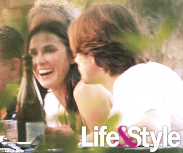 Вопреки слухам, у Деми Мур молодой бойфренд и отличное настроение