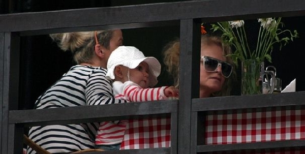 Новая волна 2012: Лариса Долина впервые показала свою внучку