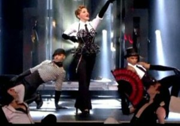 Мадонну освистали и забросали мусором на концерте в Париже