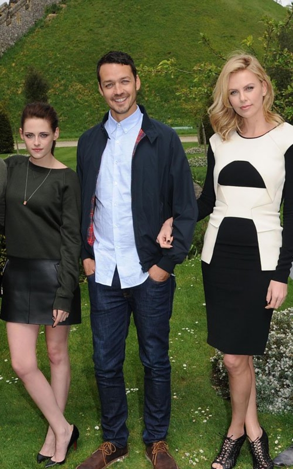 Шарлиз Терон: Не знаю, чью сторону принять – Стюарт или жены Сандерса