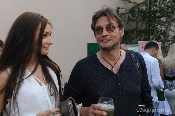 У Александра Домогарова появилась новая молоденькая девушка