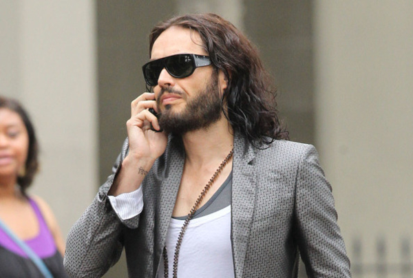 Расселу Брэнду грозит тюремное заключение за дань памяти Стиву Джобсу