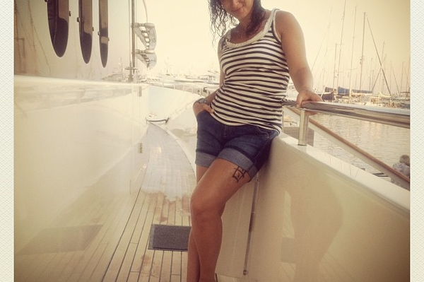 twitter.com/#!/tina_kandelaki