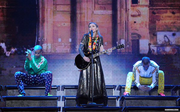 Мадонна в Киеве: Стареющая поп-дива в садо-мазо показала шоу