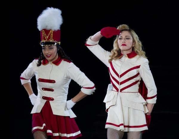 Мадонна в Киеве: Как поп-королева раздевалась и ругалась на сцене