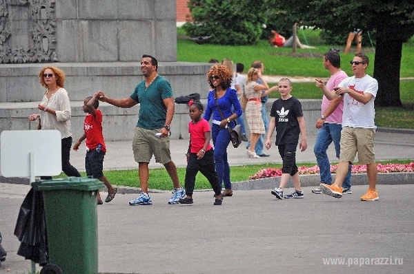 Дети Мадонны гуляли в центре Москвы