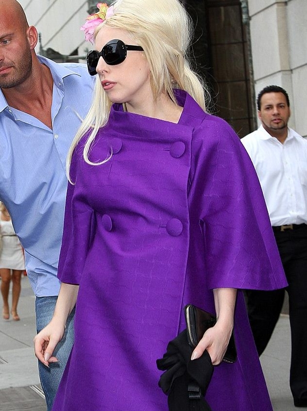 Ей не жарко: Lady Gaga летом носит шубу