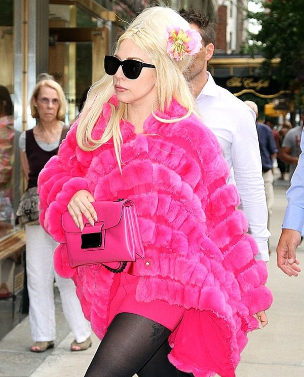 Ей не жарко: Lady Gaga летом носит шубу
