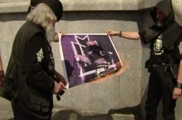 Христиане сожгли портрет Мадонны