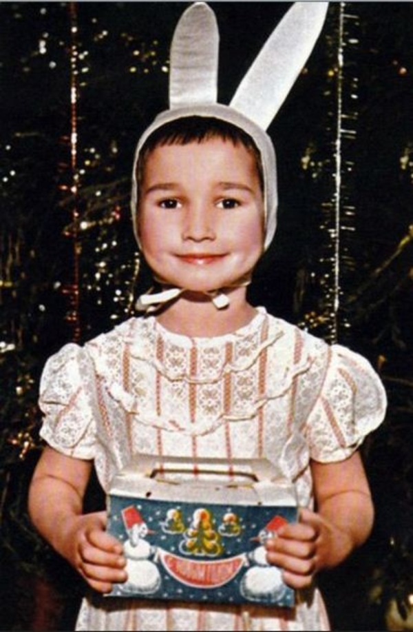 Анфиса Чехова выложила в Twitter свое детское фото