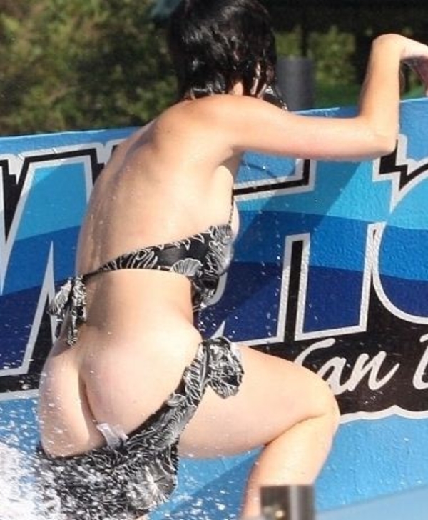 Кэти Перри случайно показала пятую точку