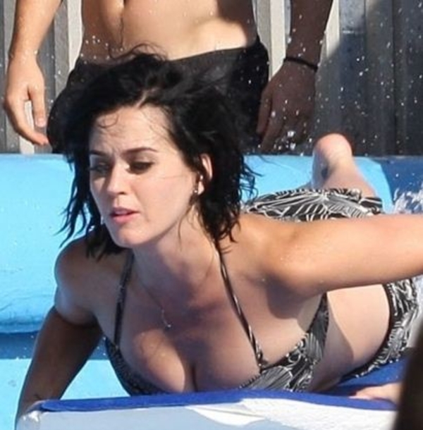 Кэти Перри случайно показала пятую точку