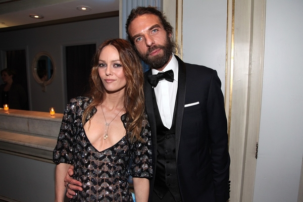 Ванесса Паради впервые после развода с Джонни Деппом целуется бойфрендом