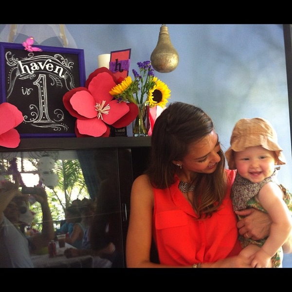 Джессика Альба показала младшую дочь