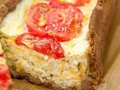 Творожный киш с сыром и помидорами