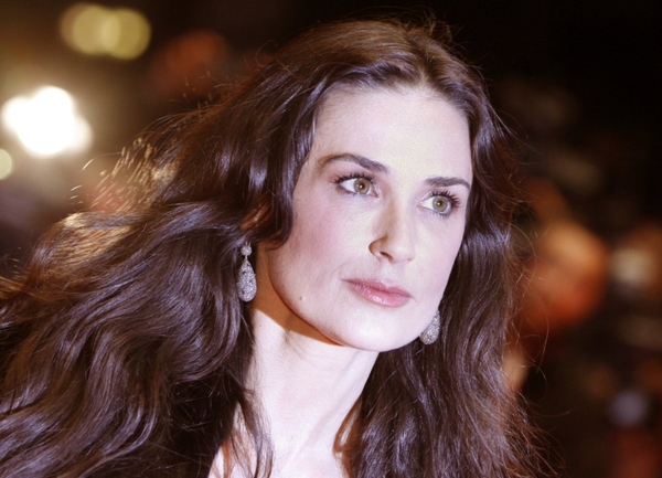 Деми Мур хочет усыновить ребенка