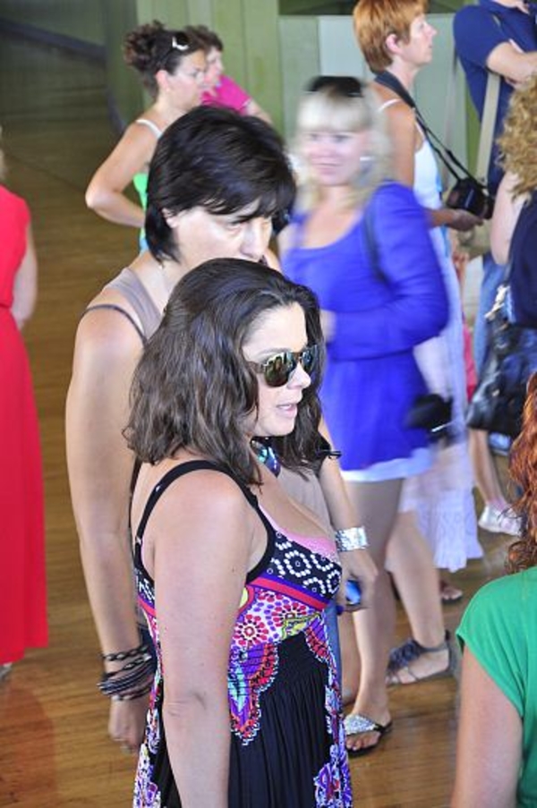 Наташа Королева с глубоким декольте пришла на репетицию к детям