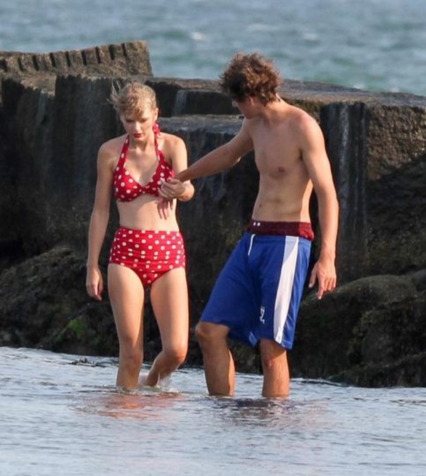 Тэйлор Свифт отдыхала на пляже в "бабушкином" купальнике