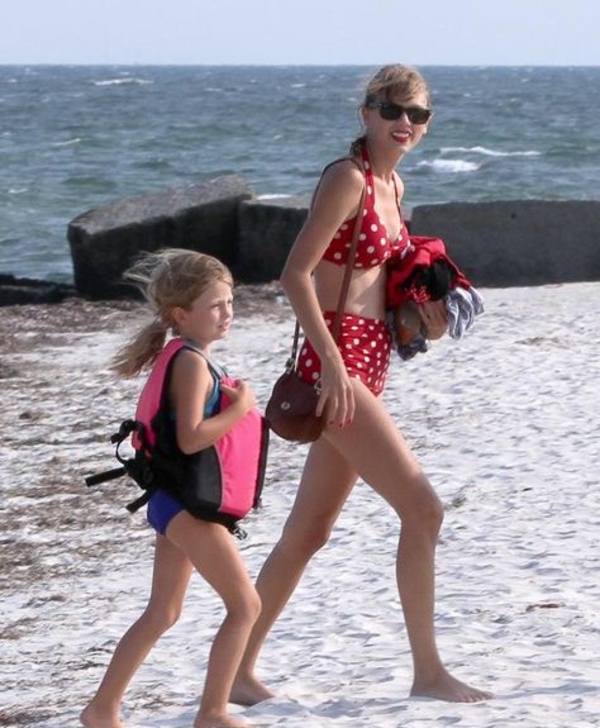 Тэйлор Свифт отдыхала на пляже в "бабушкином" купальнике