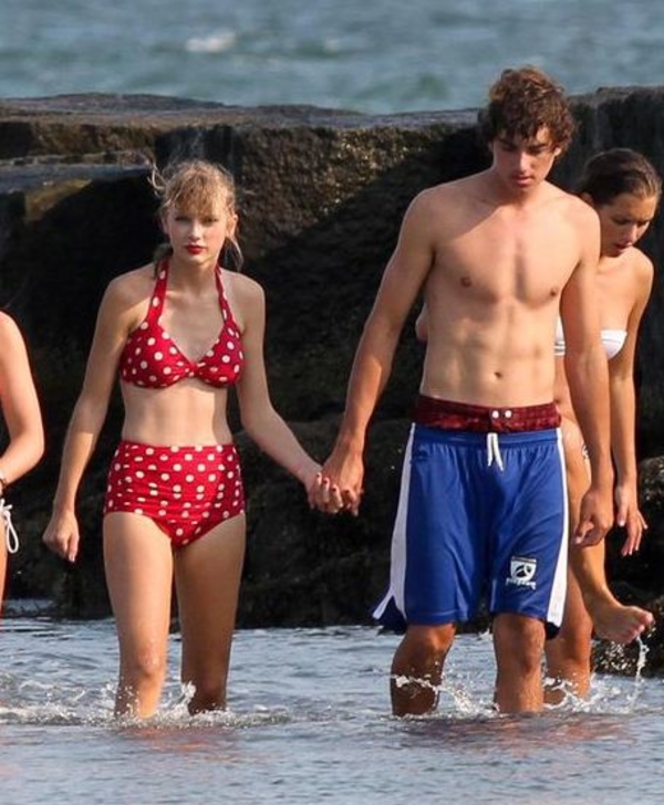 Тэйлор Свифт отдыхала на пляже в "бабушкином" купальнике