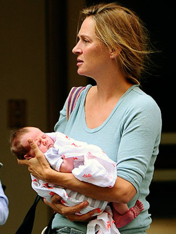 Ума Турман впервые показала лицо новорожденной дочки