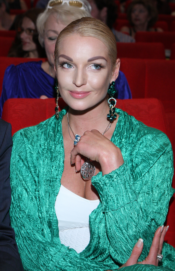 Анастасия Волочкова стала брюнеткой