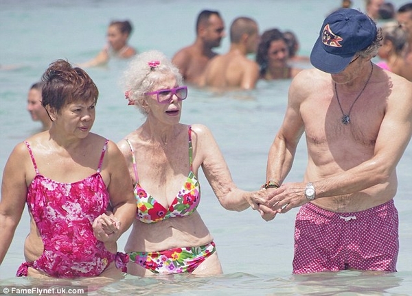 86-летняя герцогиня Альба пришла на пляж в бикини