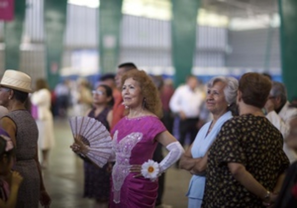 Продлить жизнь в пожилом возрасте могут социальные связи и отказ от курения