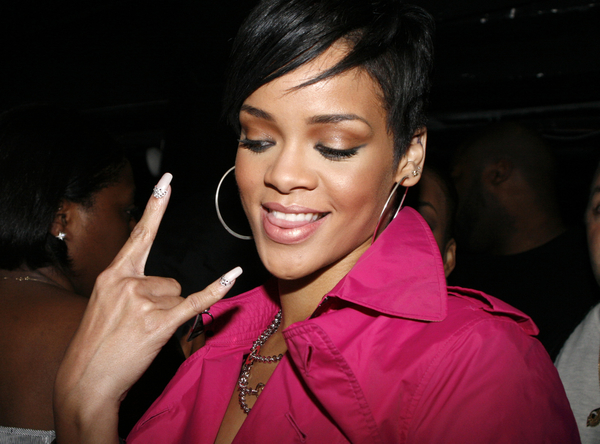 С криками "Вы что, не знаете кто я такая?!" Рианну вытолкали из клуба