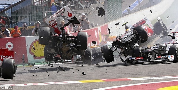 Болид бойфренда Николь Шерзингер разлетелся на кусочки у нее на глазах