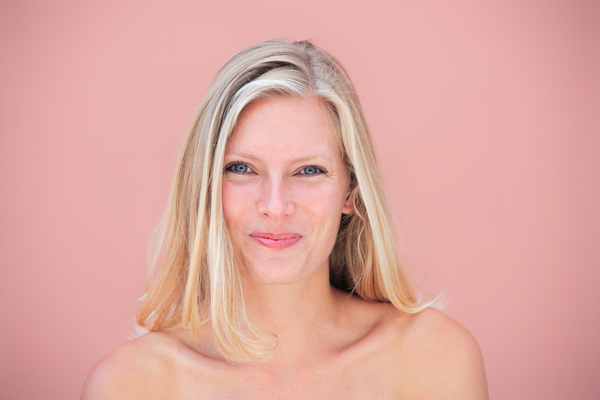 Как выглядеть моложе: 7 простых способов