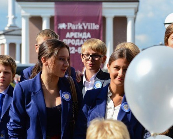 Сын Орбакайте явился на школьную линейку в окружении телохранителей