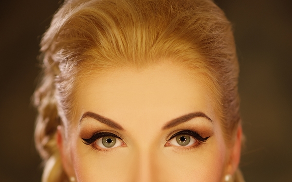 Британке, которая лишилась бровей, вживили волосы в надбровные дуги