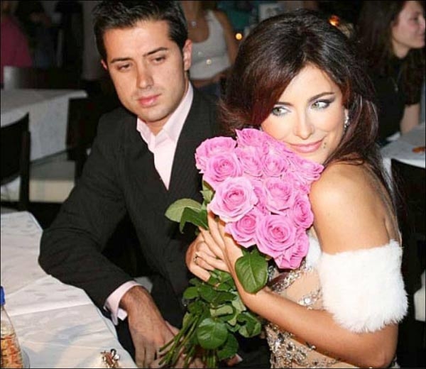 Ани Лорак, пытаясь спасти брак, читает умные книги