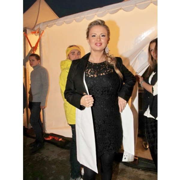 Пышногрудая Анна Семенович поправилась