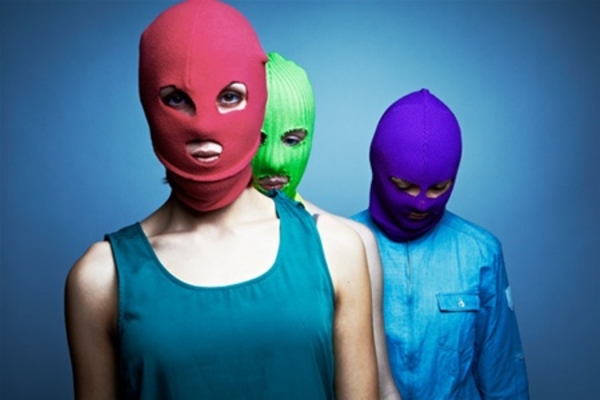 Pussy Riot: Участницы группы под проклятия сожгли портрет Путина