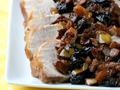 Запеченная свинина с яблоками и черносливом