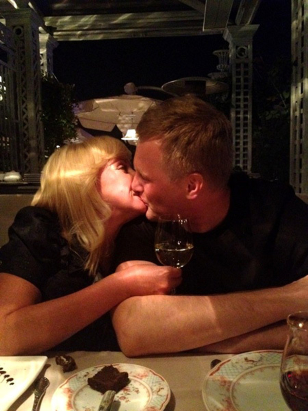 Оксана Пушкина прилюдно целует своего жениха-бизнесмена