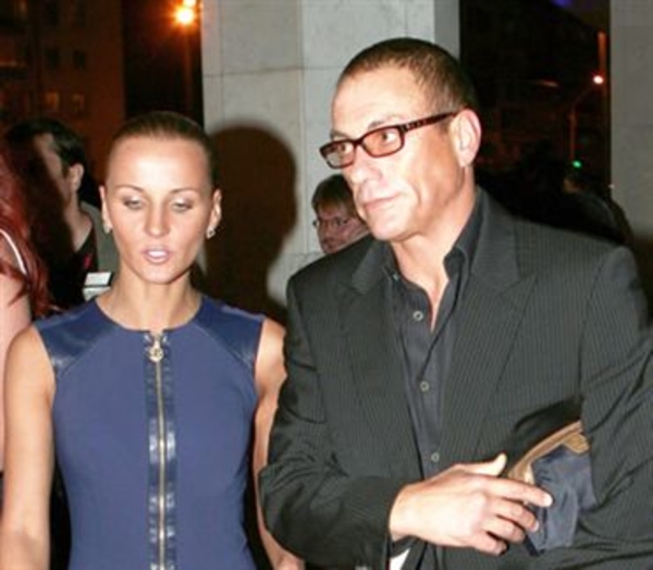 Девушка Ван Дамма побила журналистку из Киева