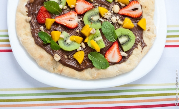 Как приготовить шоколадную пиццу с фруктами (ВИДЕО)